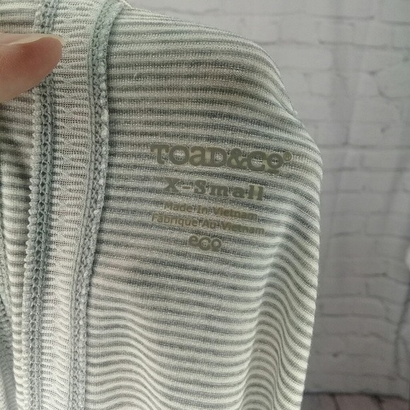 Toad & Co Cashew Grey Oatmeal Striped Short Sleeve V-neck Tee XSmall - Picture 7 of 7